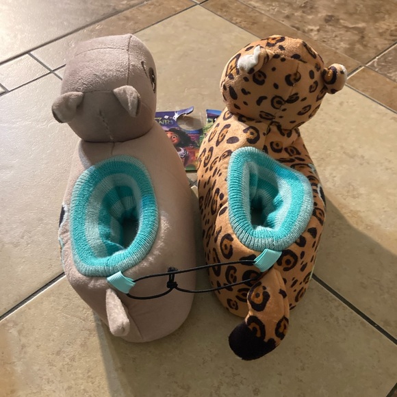 Disney Encanto plush slippers - Picture 3 of 12